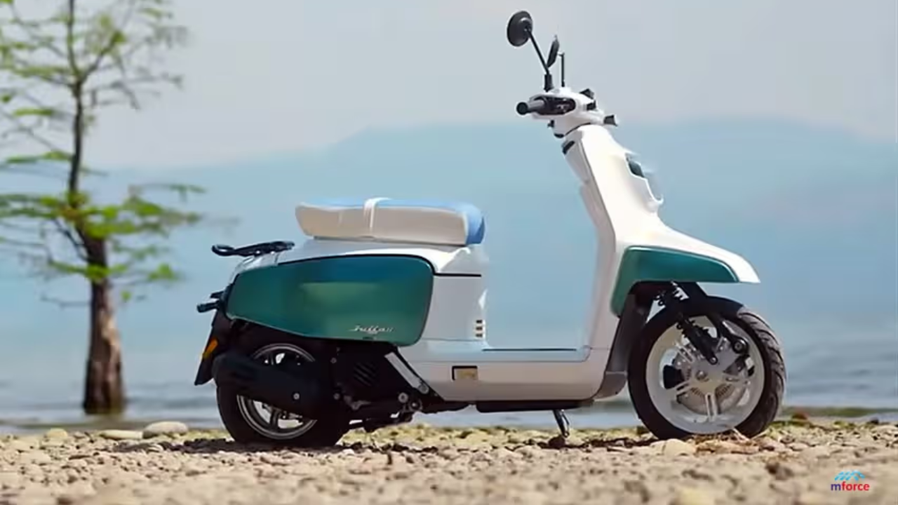 Tangki WMoto Swiftbee 125 ditempatkan di dek kaki. Selain aman, posisi ini bikin motor lebih stabil dan lega di bagian jok.