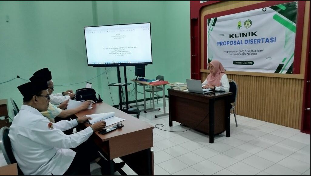 Khafidhoh mempresentasikan proposal disertasi tafsir ekologi di Klinik Proposal Disertasi S-3 Studi Islam IAIN Ponorogo.