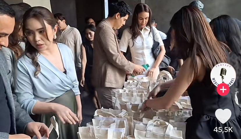 Luna Maya dan Maxime Bouttier saat sedang mengecek sovenir pernikahan untuk para wartawan