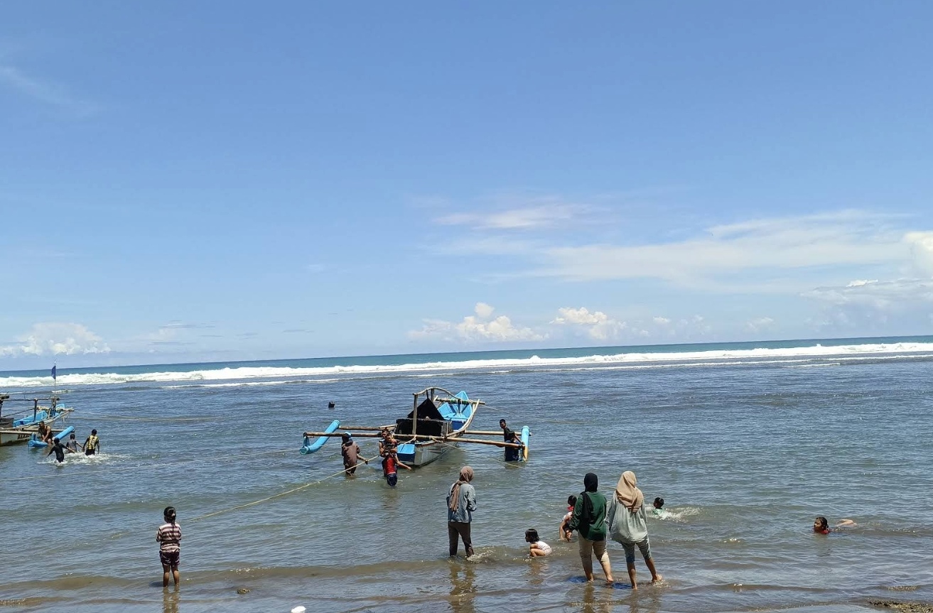 Pantai Minajaya menawarkan keindahan alami yang jarang ditemui di destinasi wisata populer.