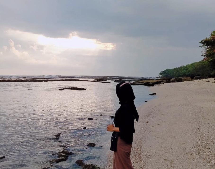 Pantai Minajaya dengan sederet daya tarik yang membuat betah seharian