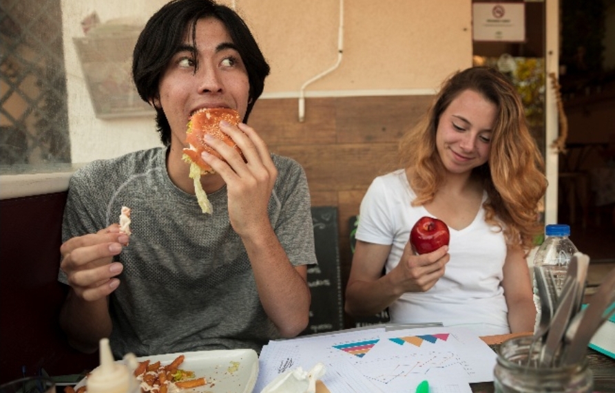 Emotional eating menyebabkan gagal diet, pahami fakta psikologi.