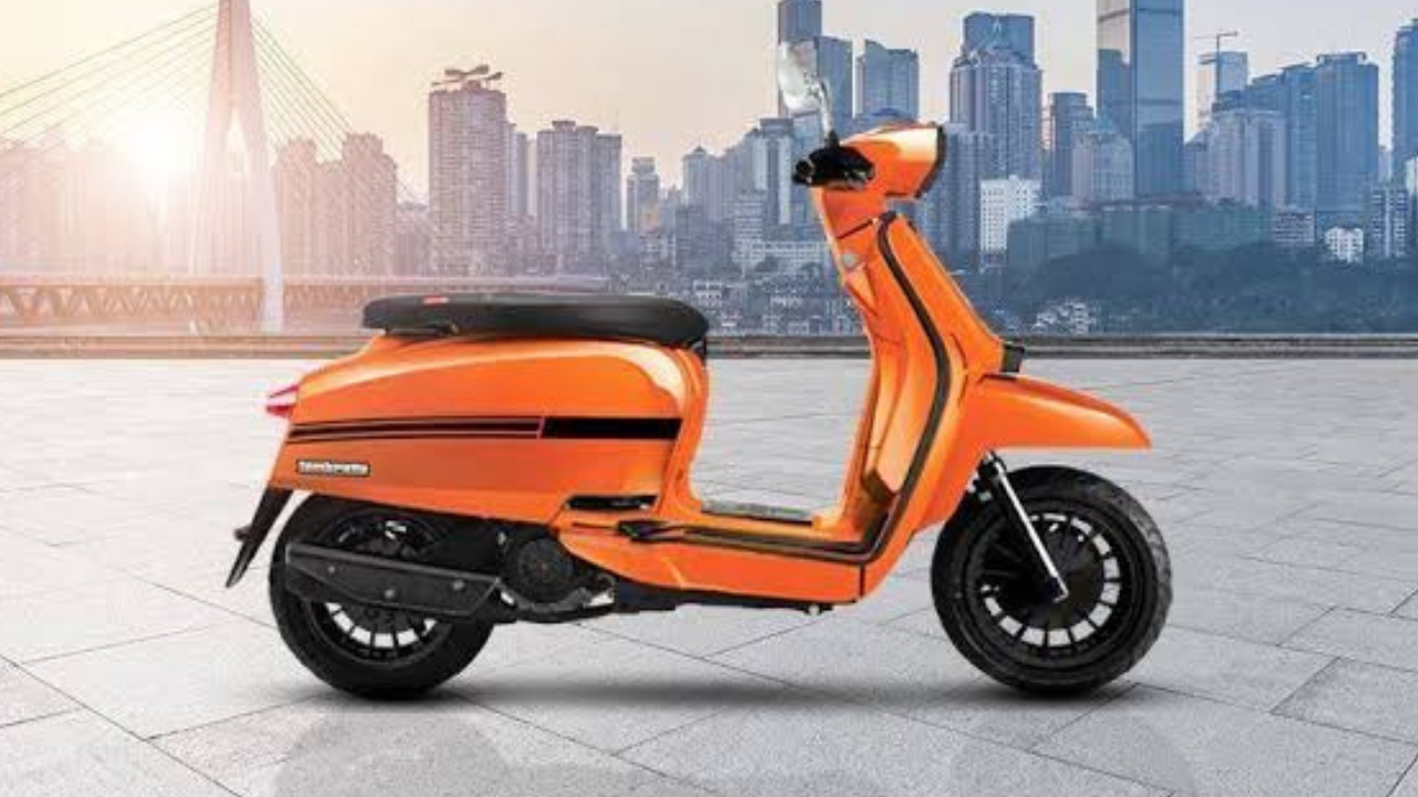 Lambretta V125 Special hadir dengan desain retro maskulin khas Italia, siap menantang dominasi Vespa di jalanan urban.