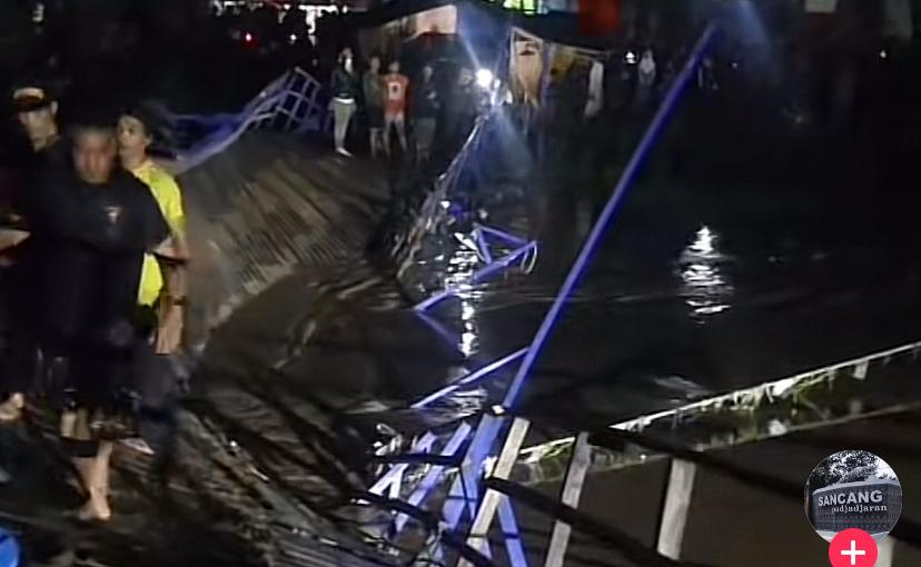 Jembatan apung saat roboh