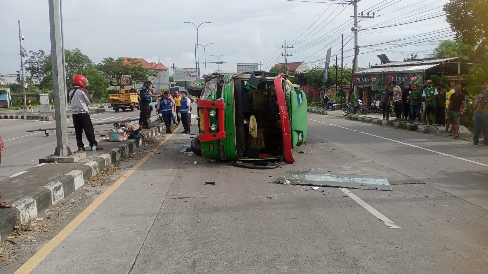 Mikrobus terguling satu penumpang tewas di Pilangkenceng, Madiun.