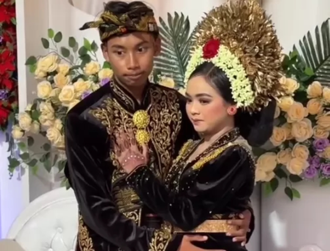 YL dan RN, pasangan remaja asal Lombok, tampil dalam prosesi adat Sasak nyongkolan. Pernikahan mereka viral karena usia masih di bawah 17 tahun.