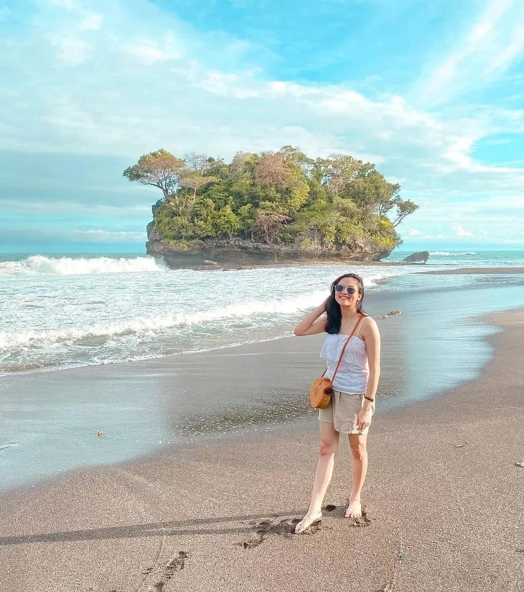 Pantai Cimaja: daya tarik, rute lokasi, aktivitas seru