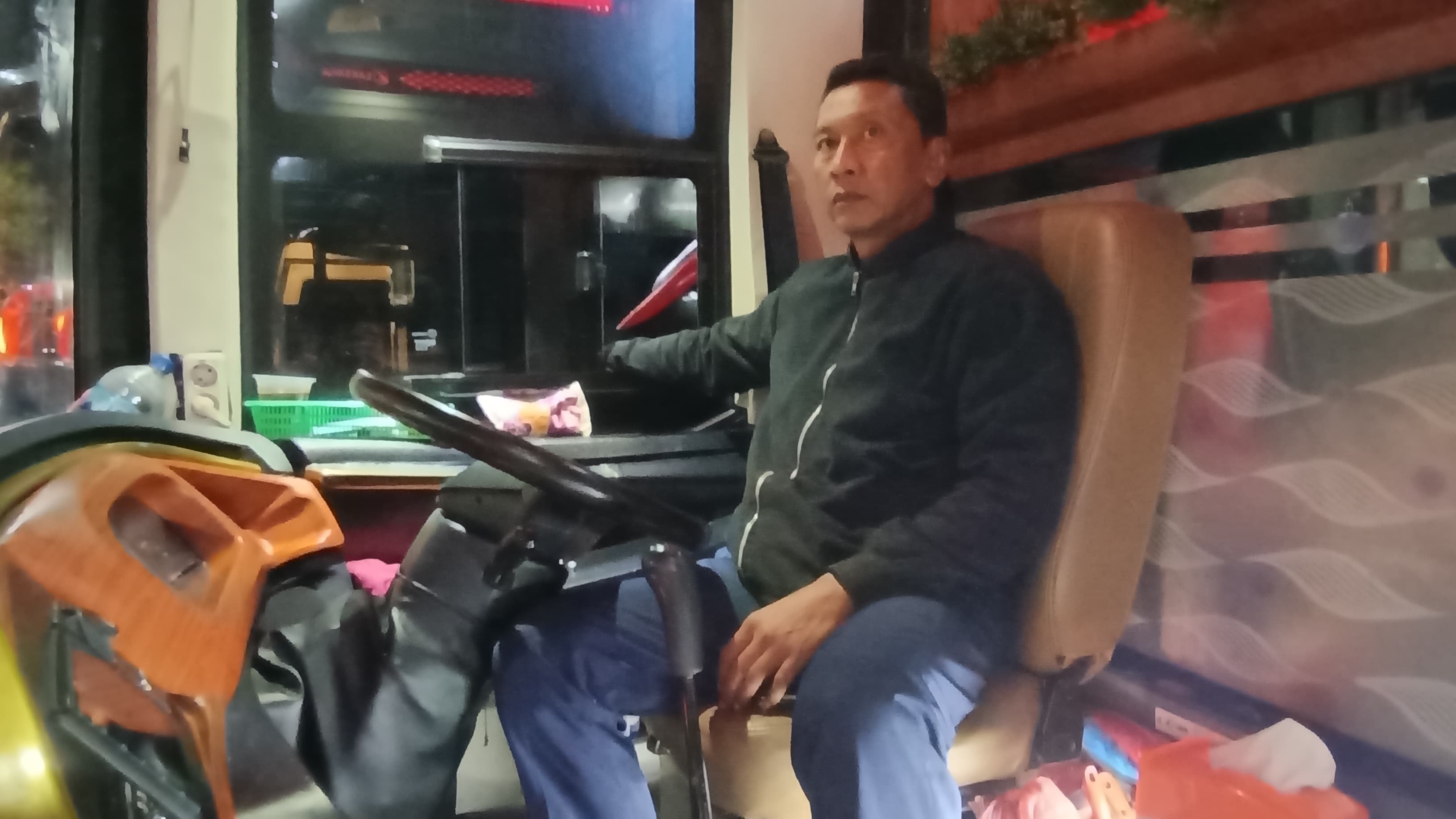 Arius Nugroho (54), sopir bus AKAP yang telah mengabdi lebih dari 32 tahun tanpa insiden. Kini mengemudikan bus Suites Class Surabaya&ndash;Bogor.