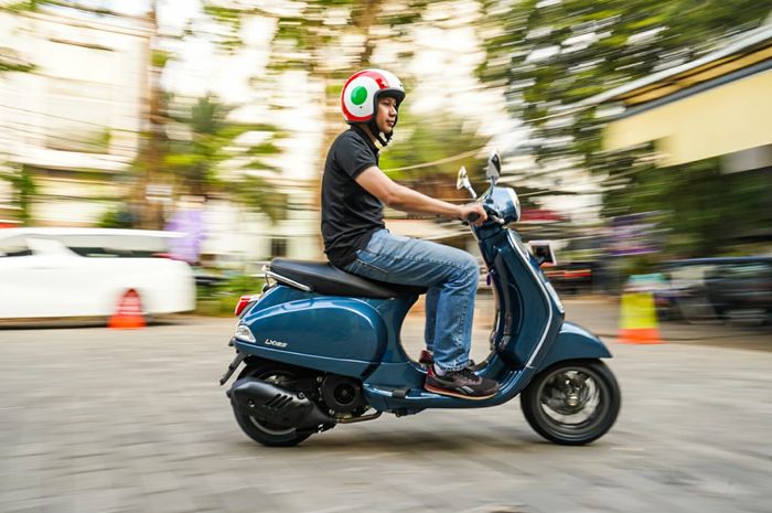 Ilustrasi Vespa matic agar aman dan nyaman saat berkendara butuh perawatan.