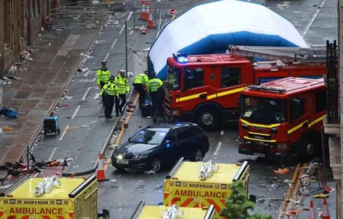 Parade juara Liverpool berubah duka saat minivan terjang kerumunan, lukai 27 orang termasuk anak-anak.