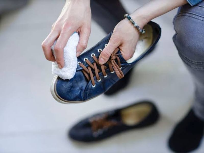 Cara merawat sepatu agar awet.