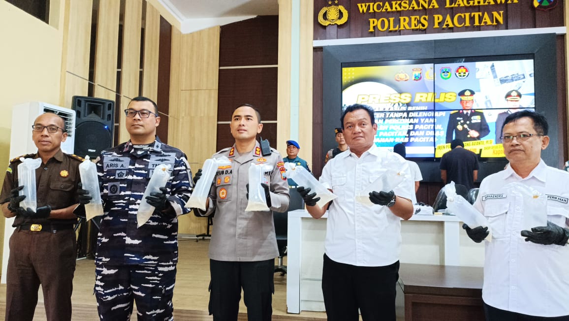 Kapolres Pacitan AKBP Ayub Diponegoro Azhar menunjukkan barang bukti benur lobster ilegal.