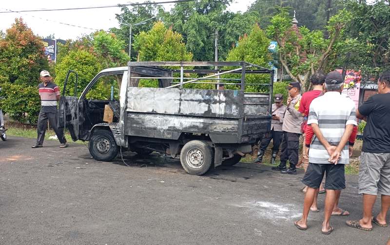 Mobil pikap terbakar di Punung, Pacitan.
