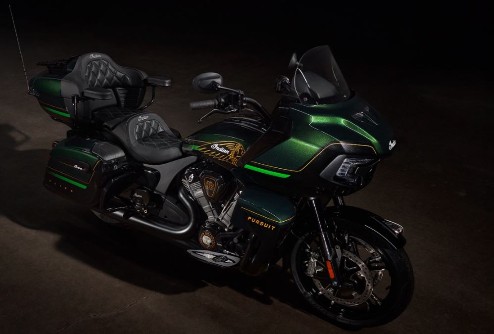 Indian Pursuit Elite 2025 tampil eksklusif dengan warna Black Forest Candy dan fitur touring tercanggih di kelas moge cruiser.