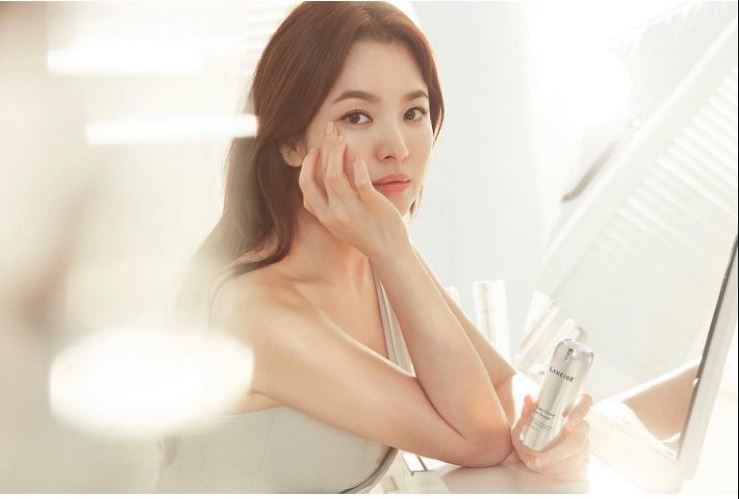 Song Hye Kyo masih tetap cantik seperti gadis remaja meski usianya kini tak lagi muda.