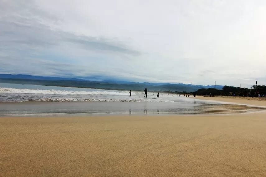 Pantai Rancabuaya: daya tarik, aktivitas seru, rute lokasi