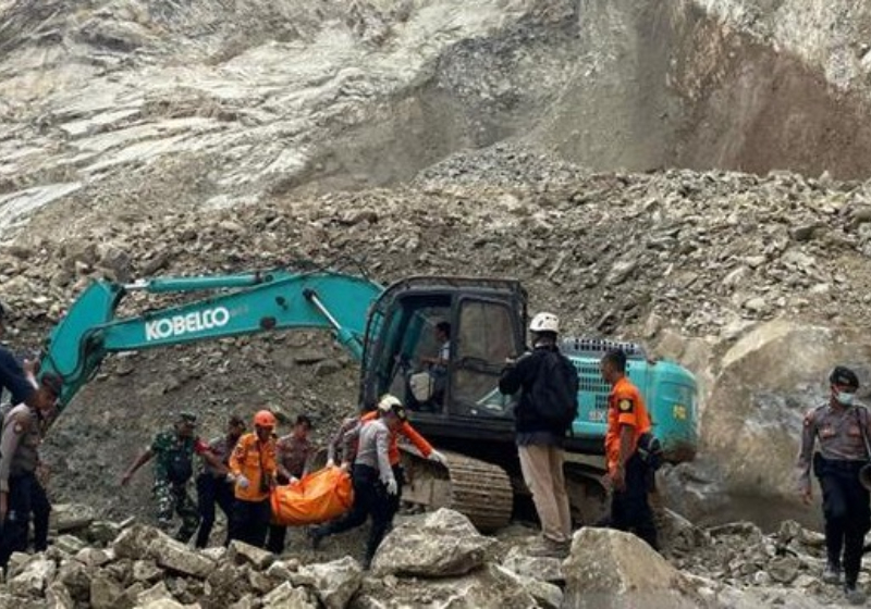 Sudah diperingatkan berkali-kali, tapi diabaikan, longsor tambang Gunung Kuda Cirebon menelan 14 nyawa dan 8 masih hilang, status darurat bencana pun resmi ditetapkan.