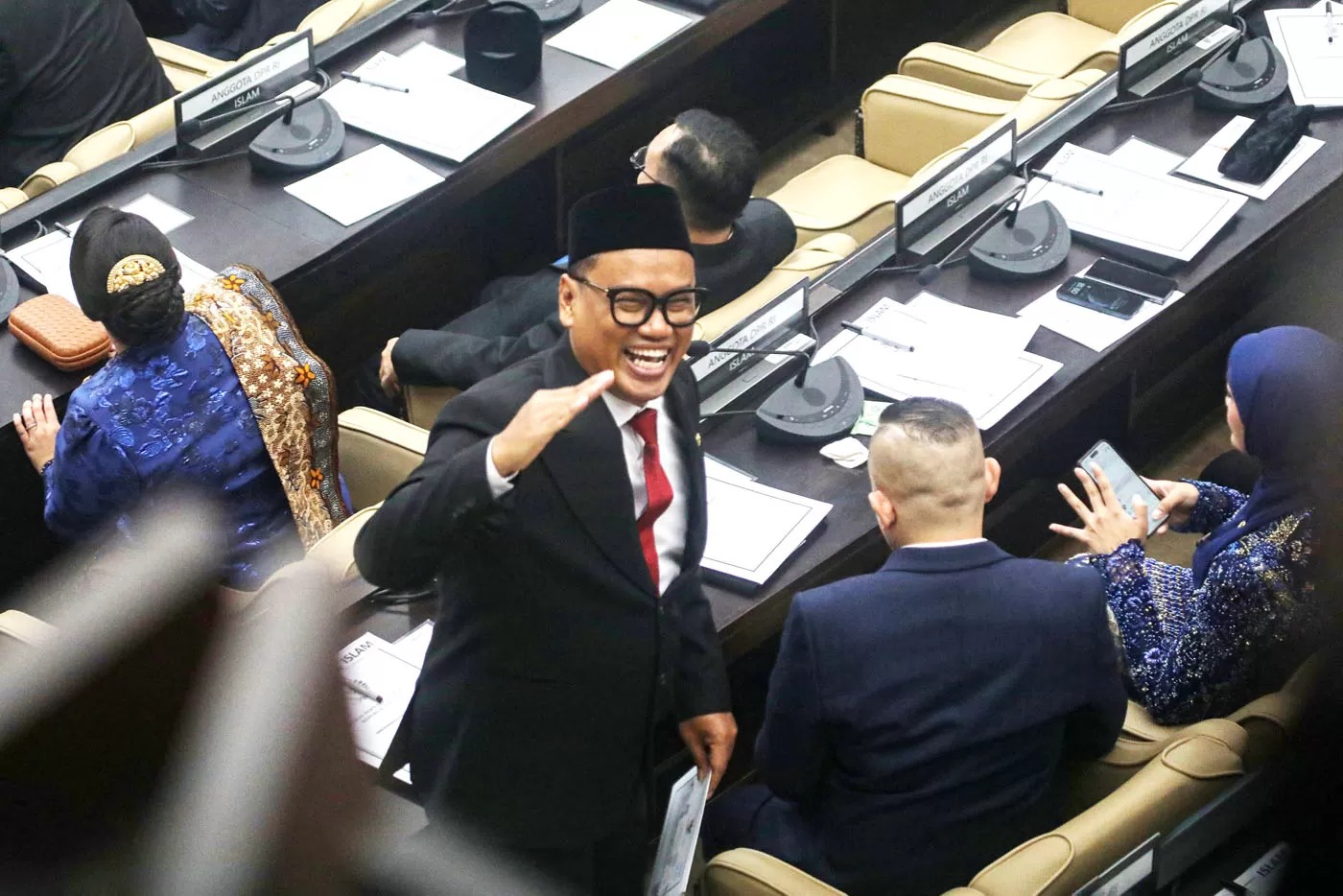 Uya Kuya tuai kritik tajam dari psikolog dan publik karena konten kontroversialnya bersama Akash Ellahi yang dinilai merusak marwah DPR.