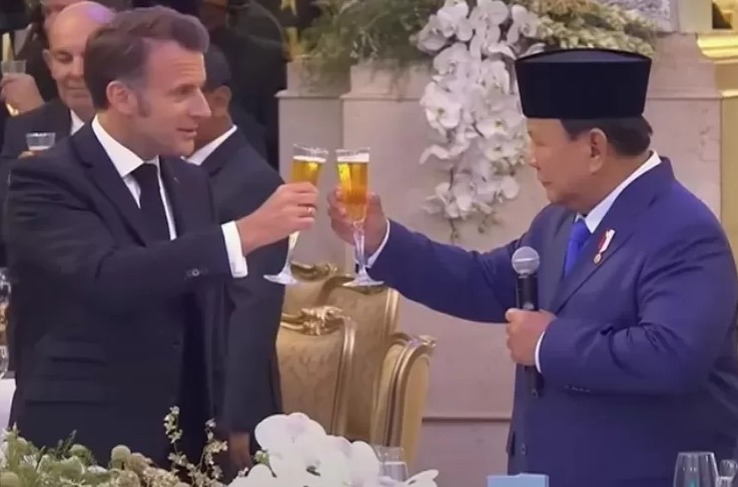 Viral momen Prabowo toast bareng Macron, ternyata bukan alkohol melainkan sparkling apple cider non-alkohol.