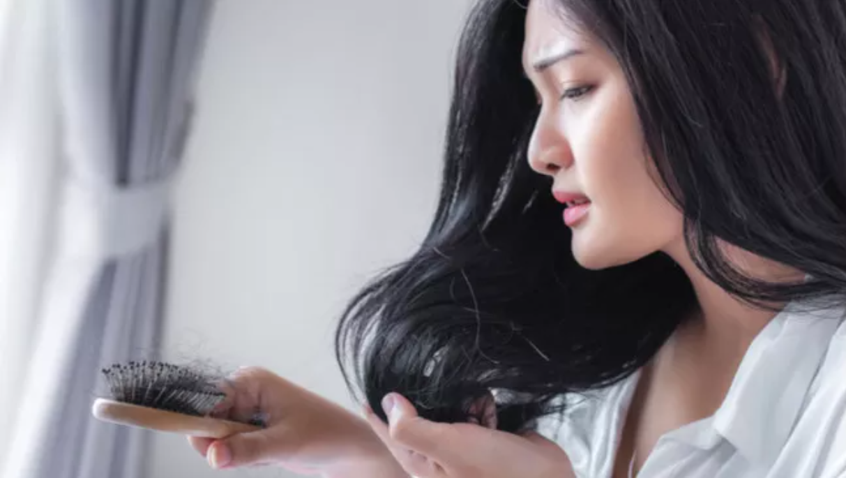Rambut rontok bikin panik? Nggak perlu buru-buru ke salon! Yuk, coba 12 cara alami atasi rambut rontok yang gampang & murah!