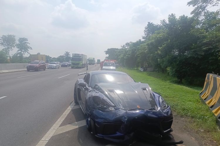 Porsche Cayman GT4 RS, supercar buas dengan mesin 4.0L kondisi ringsek usai seruduk Toyota Rush di Tol Sidoarjo