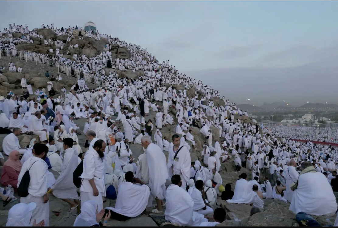 Umat Islam dari berbagai negara saat wukuf di Jabal Rahmah, Arafah, Arab Saudi.