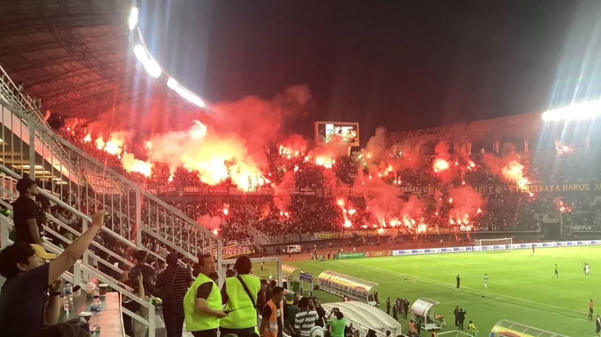 Persebaya Surabaya kena denda Rp 200 juta akibat flare suporter, Panpel tegaskan tidak ada tempat bagi yang merugikan klub.