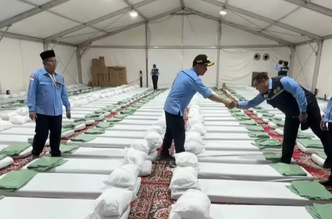 Penataan tempat tidur di tenda Arafah untuk kenyamanan para calon jamaah haji.