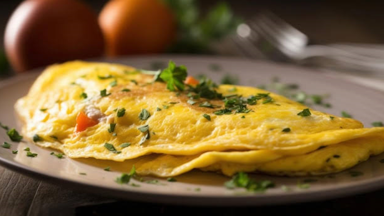 Kalau kamu suka makan enak tapi gak mau ribet, omelet ini bisa jadi sahabat setia di dapur. Bisa dikreasikan sesuai mood dan isi kulkas, rasanya? Gak kalah sama menu hotel!