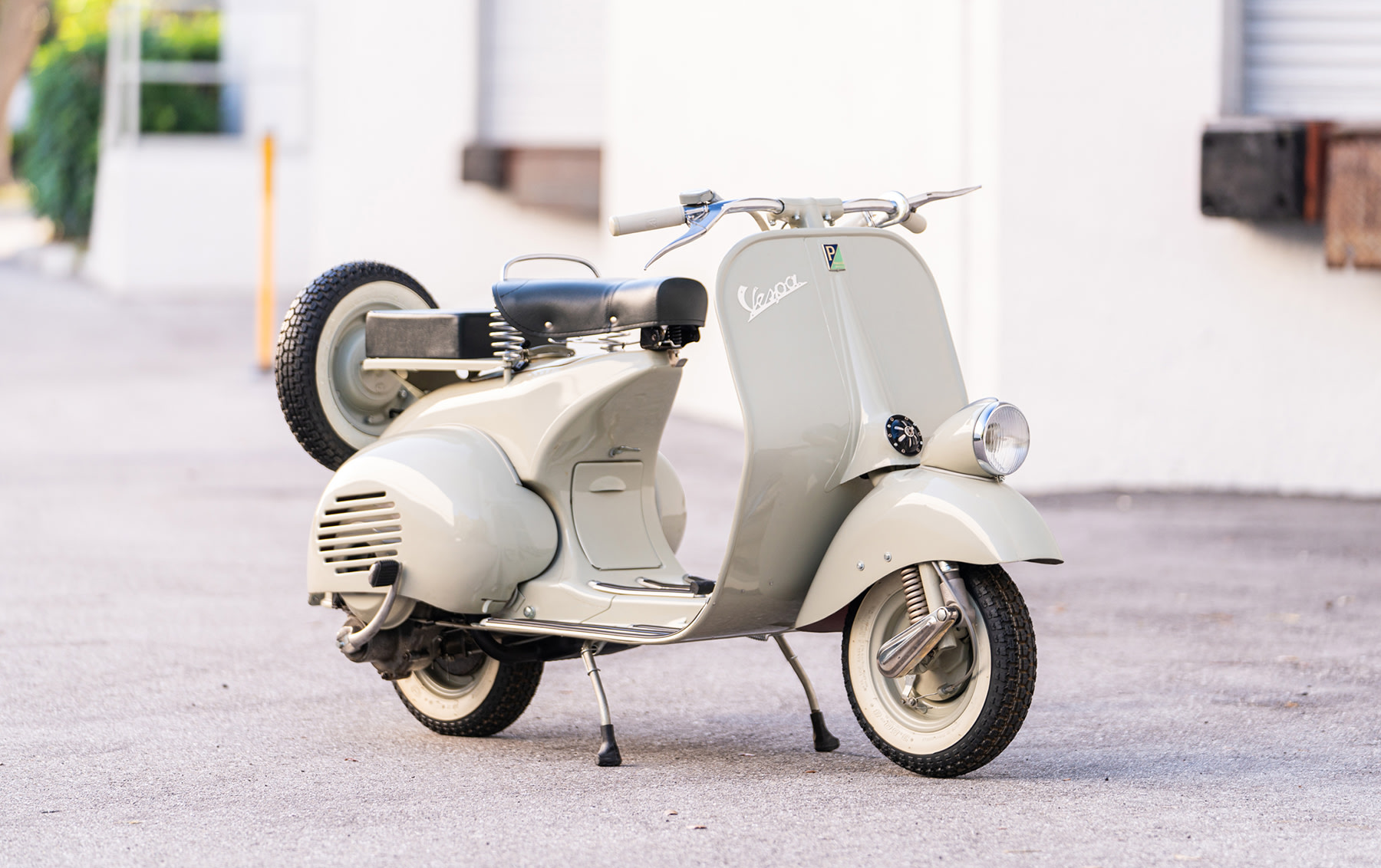 Vespa klasik ikonik model 1953 yang pernah tampil di film Roman Holiday bersama Audrey Hepburn.