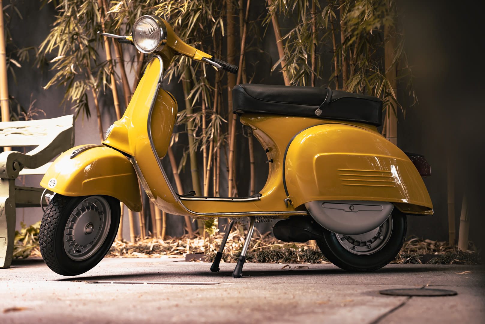 Vespa Rally 200 jadi legenda Vespa 2-tak tercepat dengan mesin 198 cc dan teknologi pengapian CDI.