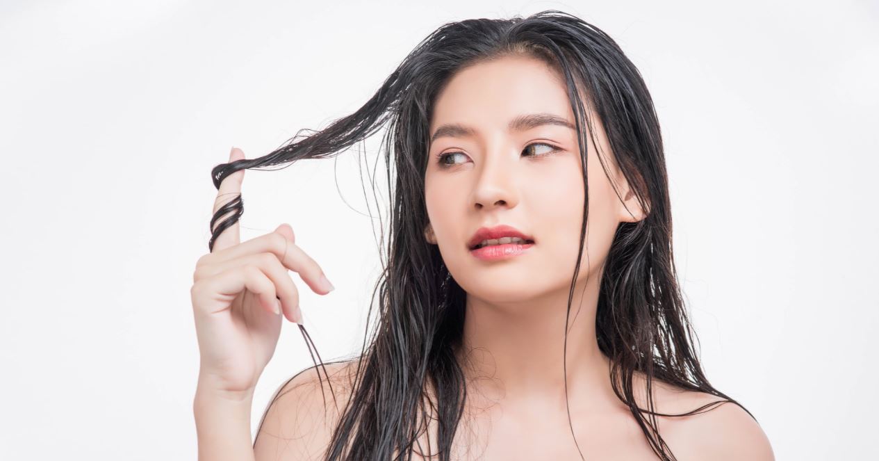 Bye-bye rambut rontok! Cek 8 shampoo favorit 2025 biar helaian makin tebal & kuat.