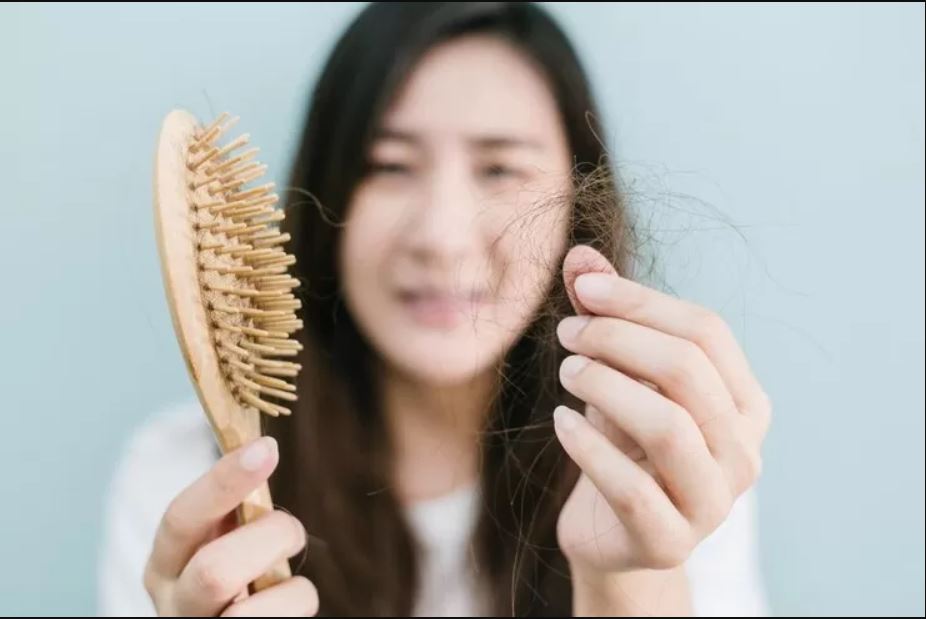 Rontok berlebih? Cek penyebab & solusi singkat biar rambut tetap tebal dan sehat.
