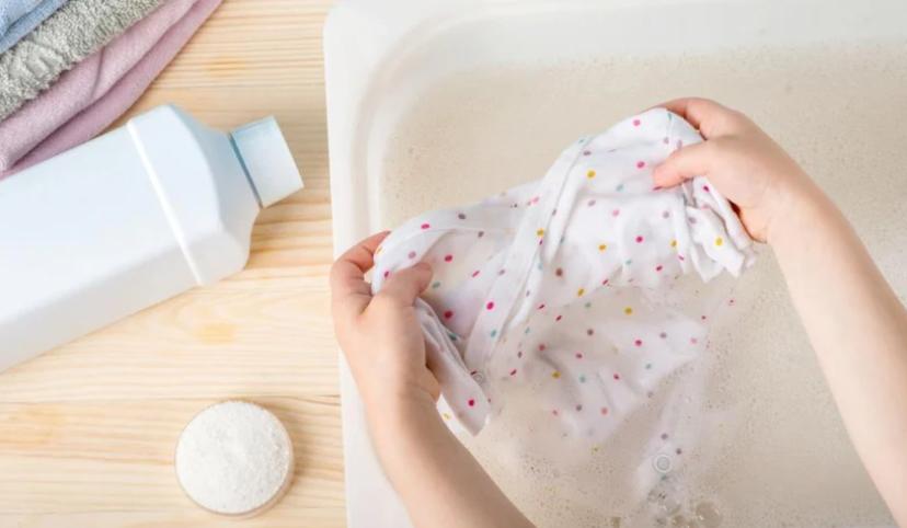 Ilustrasi mencuci baju bayi