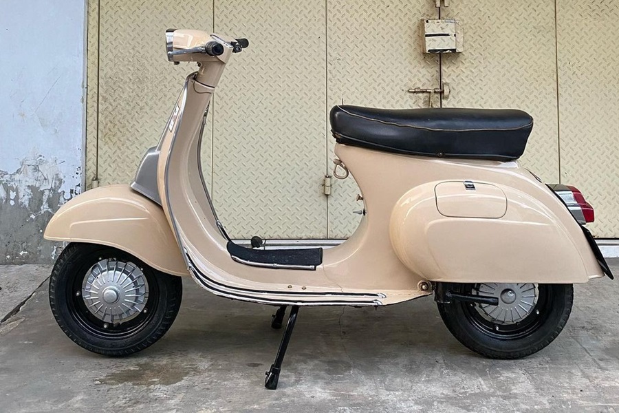Vespa PTS 150 tampak dari samping, dengan bodi mungil dan desain khas Vespa klasik yang masih diminati hingga kini.