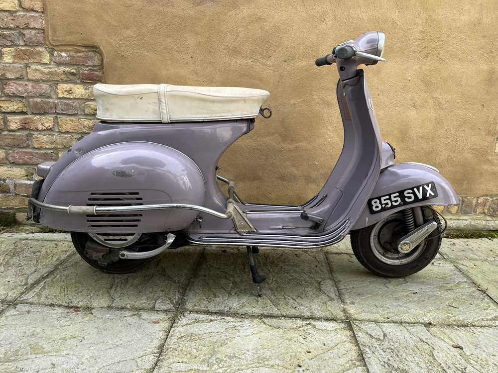 Vespa Douglas 152L2 buatan Inggris, kombinasi desain Italia dengan sentuhan manufaktur lokal.