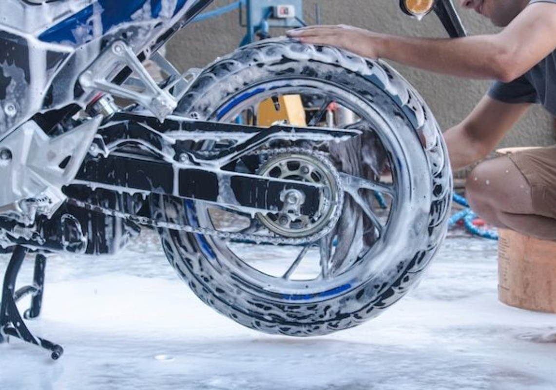 Temukan 5 rekomendasi shampo cuci motor anti luntur yang ampuh menjaga warna cat motor Anda tetap kinclong dan menarik.