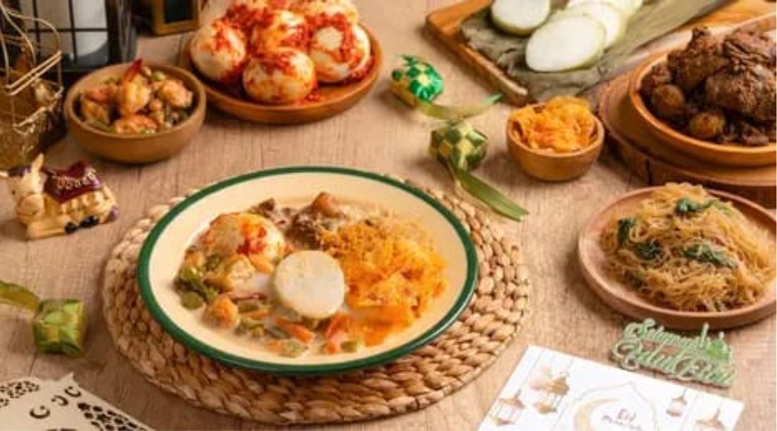 Mau suasana Lebaran Kurban makin spesial? Ketupat Betawi dengan sayur godok bisa jadi pasangan sempurna daging kurban di meja makanmu.