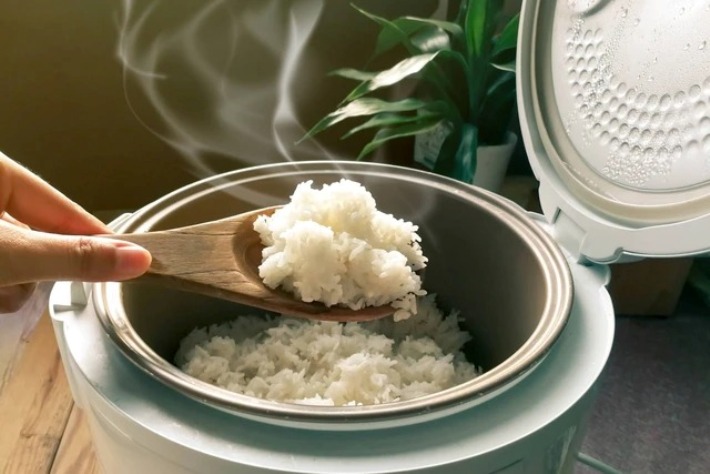 Ilustrasi nasi basi meski rice cooker menyala.