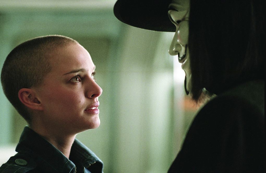 Artis hollywood Natalie Portman tetap cantik saat tampil gundul dalam film V for Vendetta.