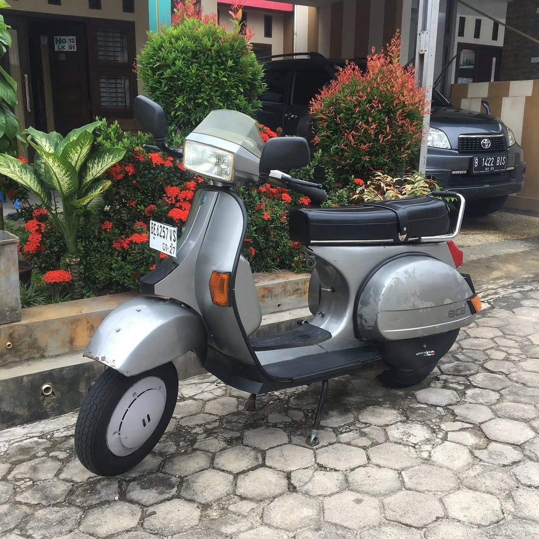 Vespa Excel 150 hadir dengan desain kotak khas era 80-an dan mesin 2-tak yang masih digemari hingga kini.