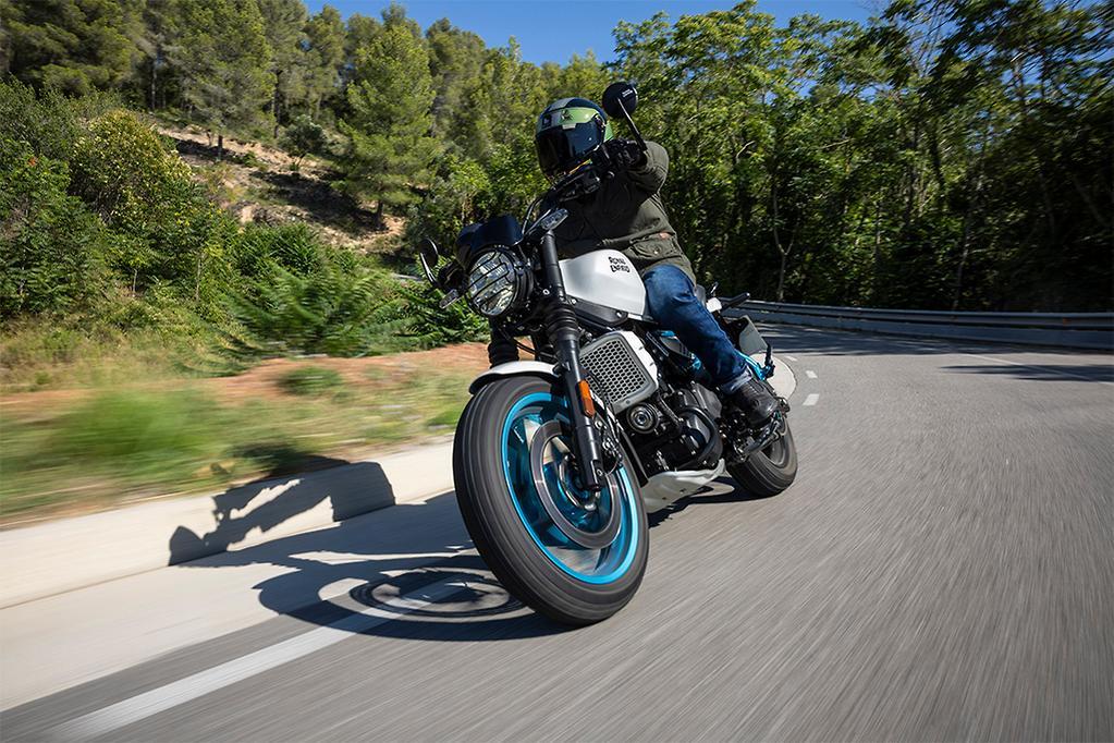 Royal Enfield Guerrilla 450 tampil gagah dengan desain retro-modern, mengusung mesin 452 cc yang bertenaga.