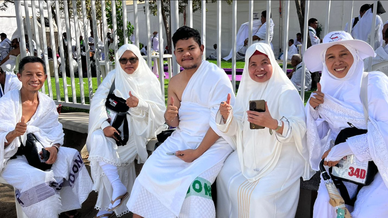 Alfina dan putranya dari Kloter 10 Medan bertemu tiga saudara ipar dari Kloter Padang dan Jakarta di Arafah.