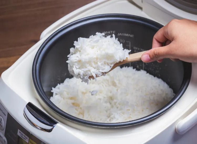 Ilustrasi memasak nasi rice cooker yang berujung listrik padam.