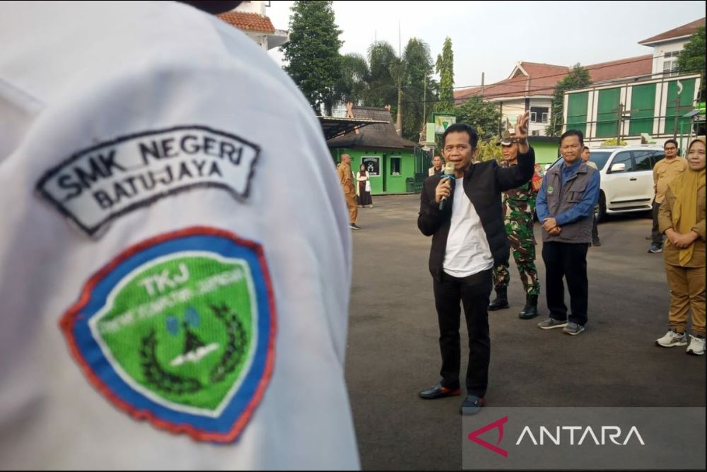 45 pelajar SMA/SMK dari Purwakarta dan sekitarnya dikirim ke barak militer Rindam Siliwangi untuk ikut pendidikan karakter ala semi-militer. Siap jadi generasi tangguh!