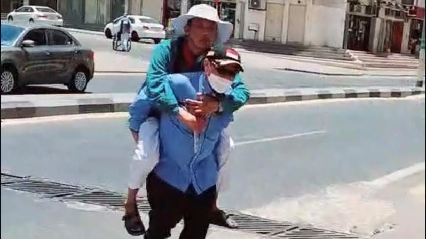Irjen Kemenag Khairunas gendong jemaah lansia yang salah hotel usai pulang dari Mina.