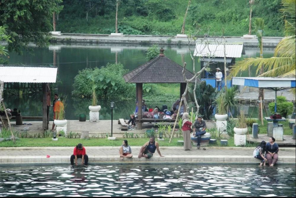 Rasakan kesegaran air alami dari Gunung Semeru di Pemandian Selokambang! Terapi air yang dipercaya menyembuhkan & bikin tubuh segar kembali.