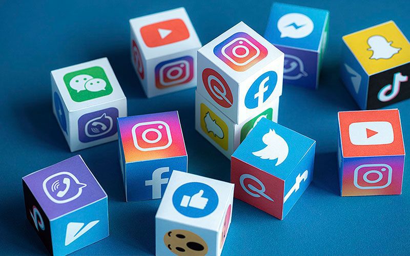 Beragam platform media sosial seperti Instagram, X (dulu Twitter), YouTube, dan TikTok kini membentuk wajah interaksi generasi digital.