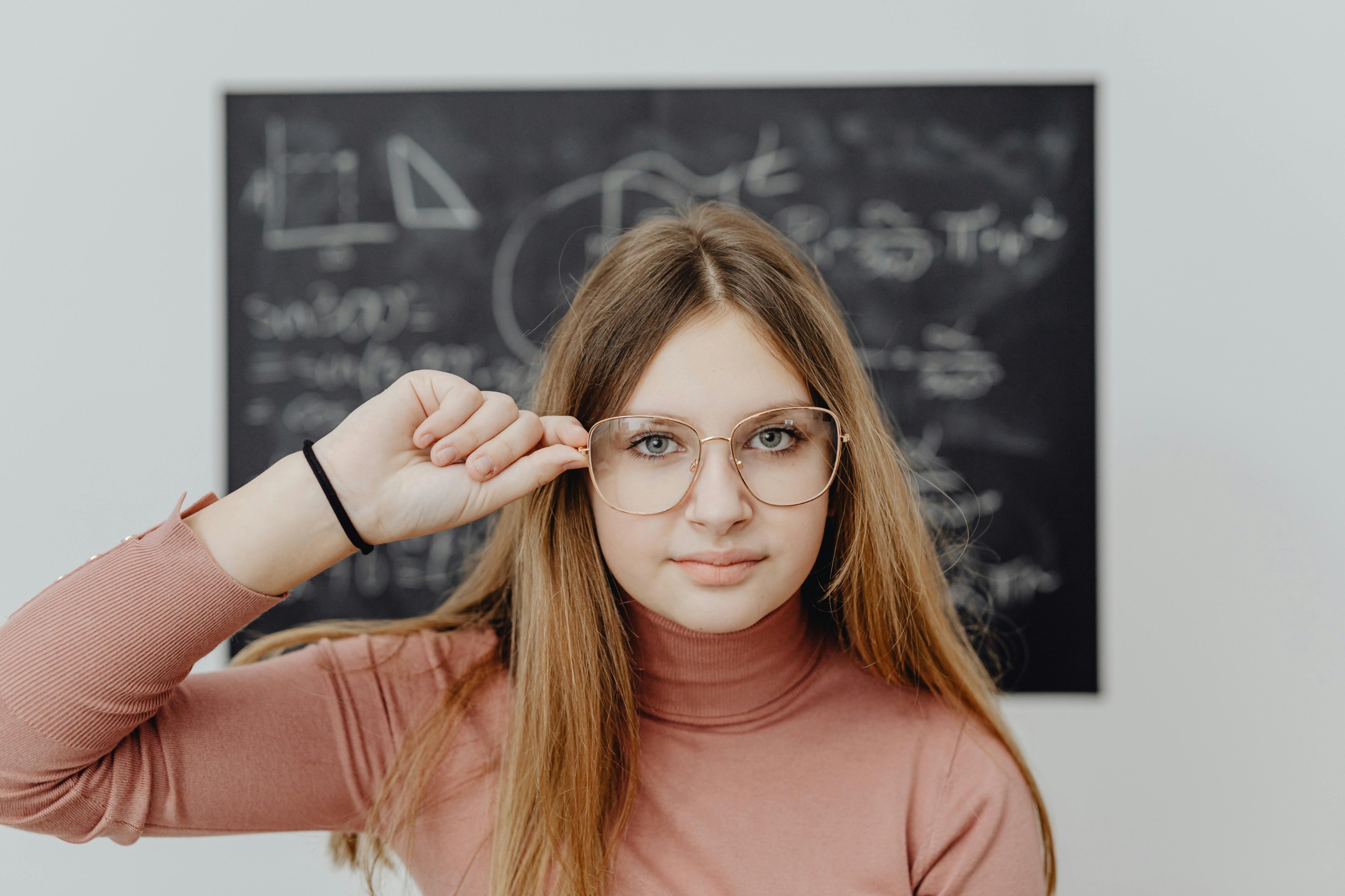 Berbagai model kacamata seperti cat-eye, aviator, dan wayfarer kini tersedia dalam pilihan stylish yang cocok untuk wajah bulat.
