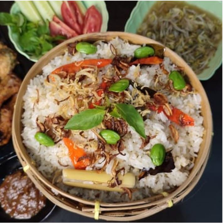 Nasi liwet bumbu medok disajikan dengan ikan asin, sambal, dan lalapan segar&mdash;kenangan hangat di setiap suapan.